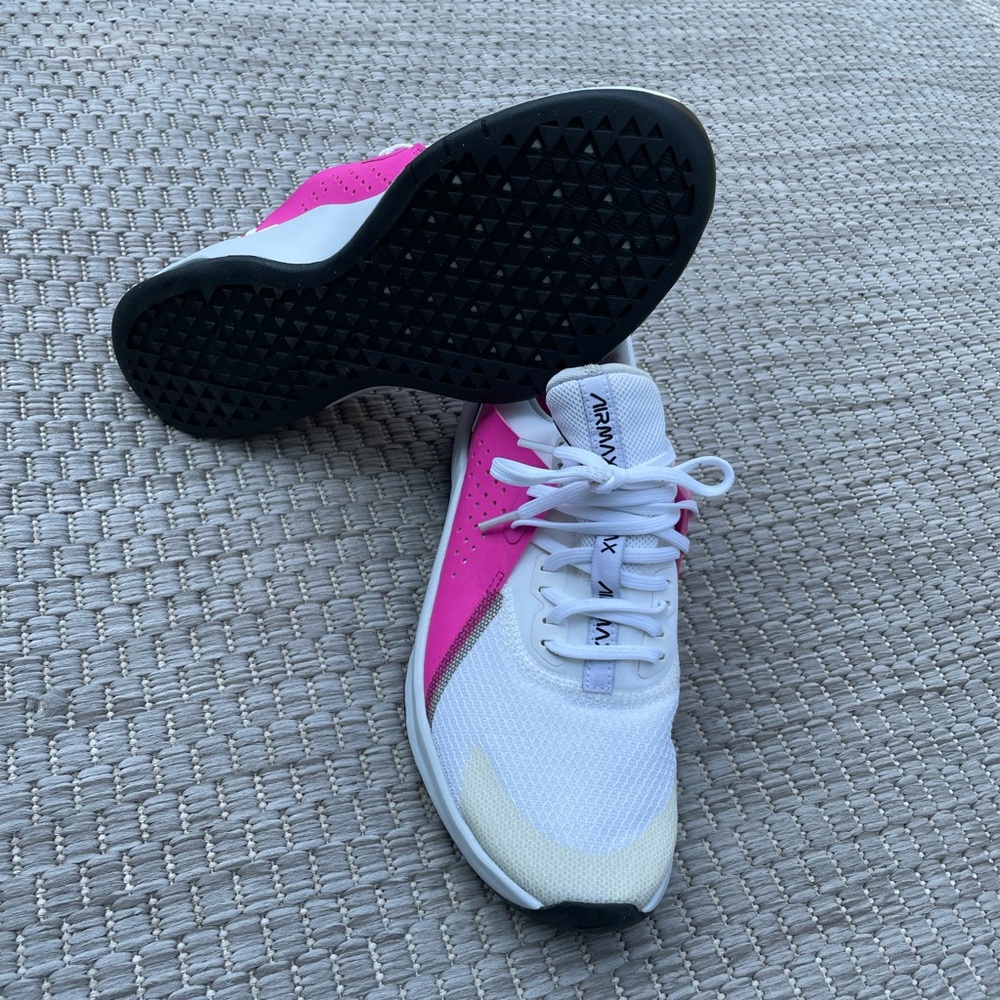 Nike - Picture 3 of 6